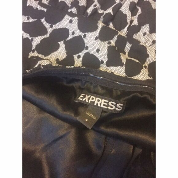 ✨ EXPRESS RUFFLE FRONT ROMPER✨ - Picture 4 of 4